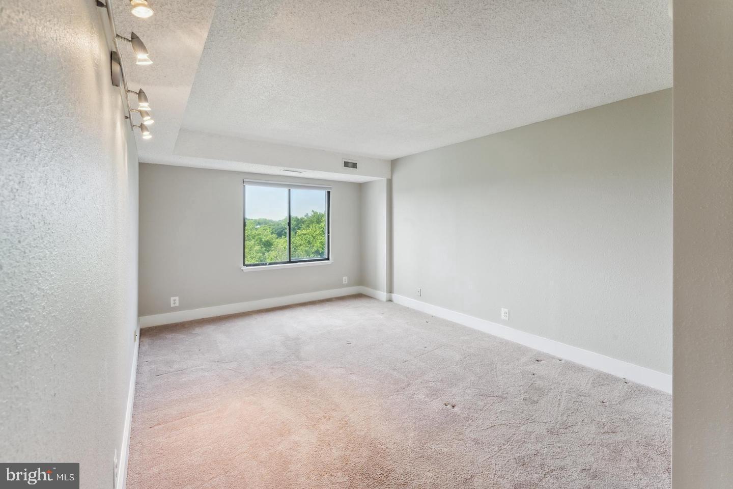 LAKESIDE PLAZA - Residential Lease