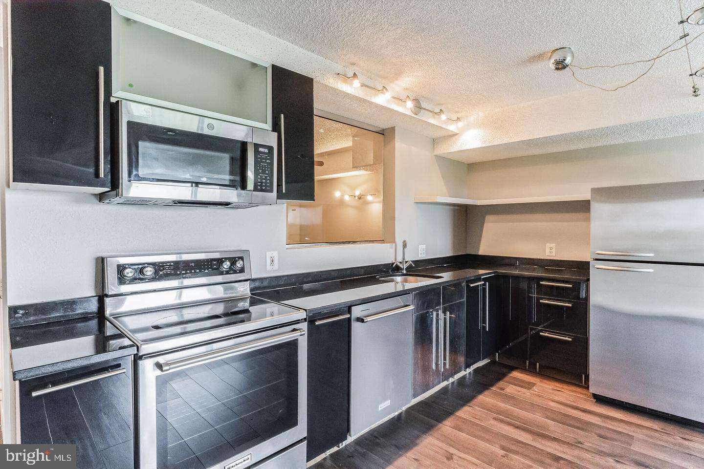 LAKESIDE PLAZA - Residential Lease