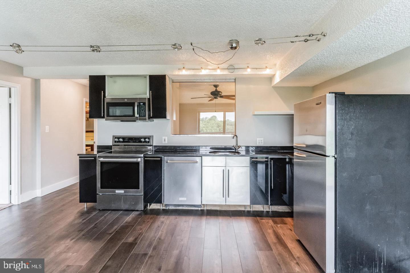 LAKESIDE PLAZA - Residential Lease