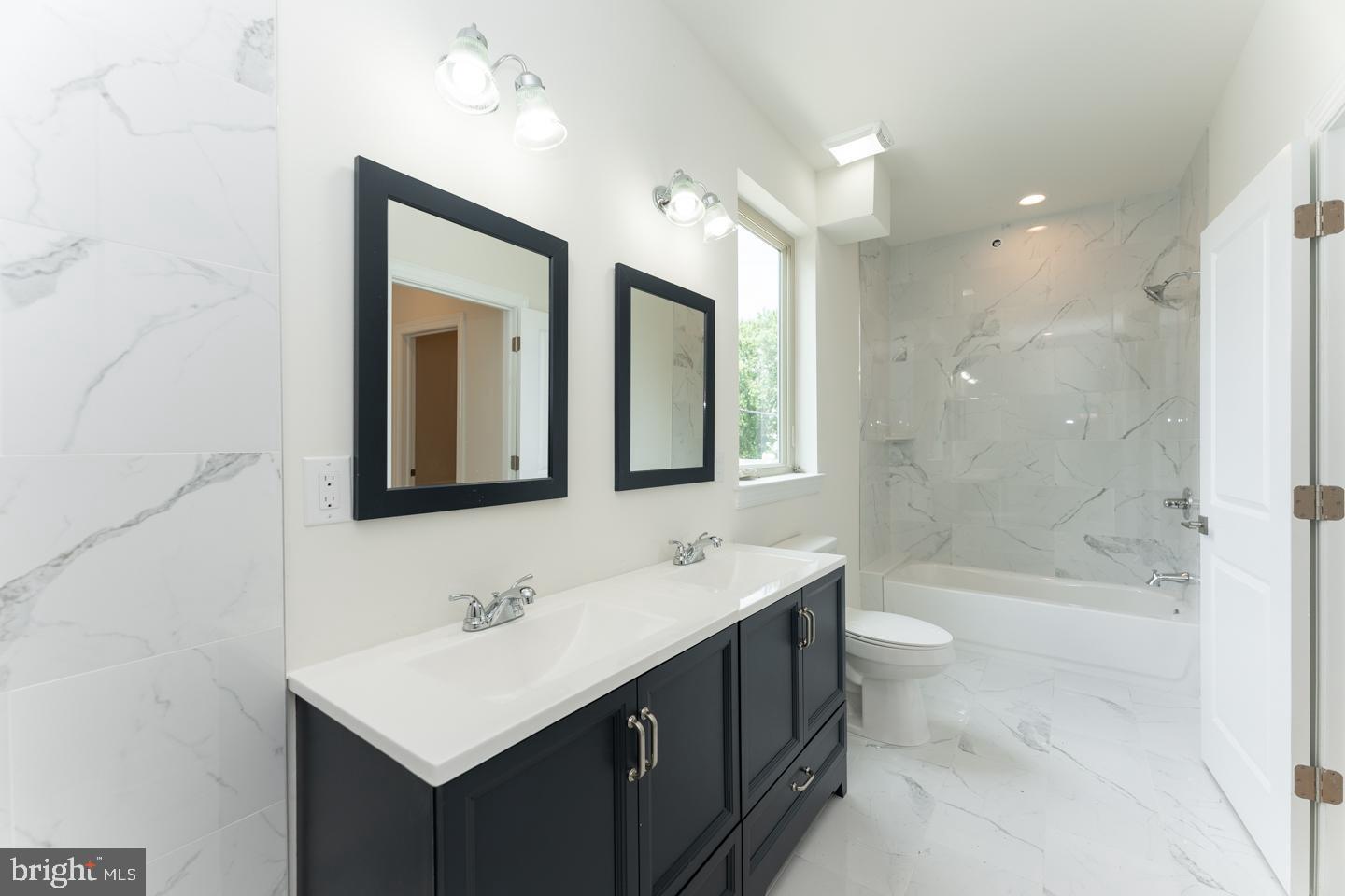 PORT RICHMOND - Residential Lease