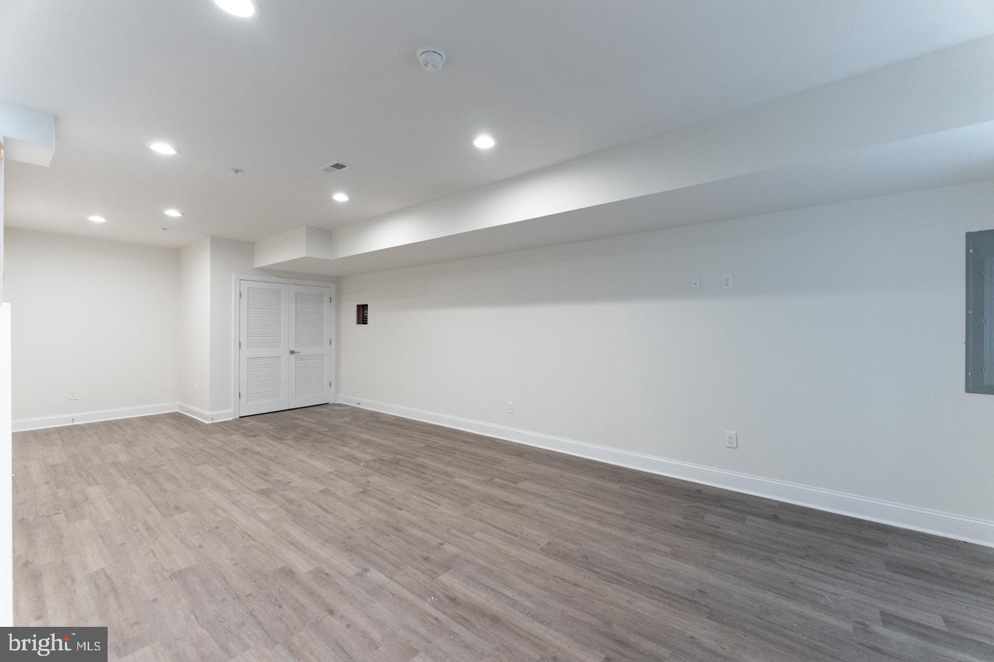 PORT RICHMOND - Residential Lease