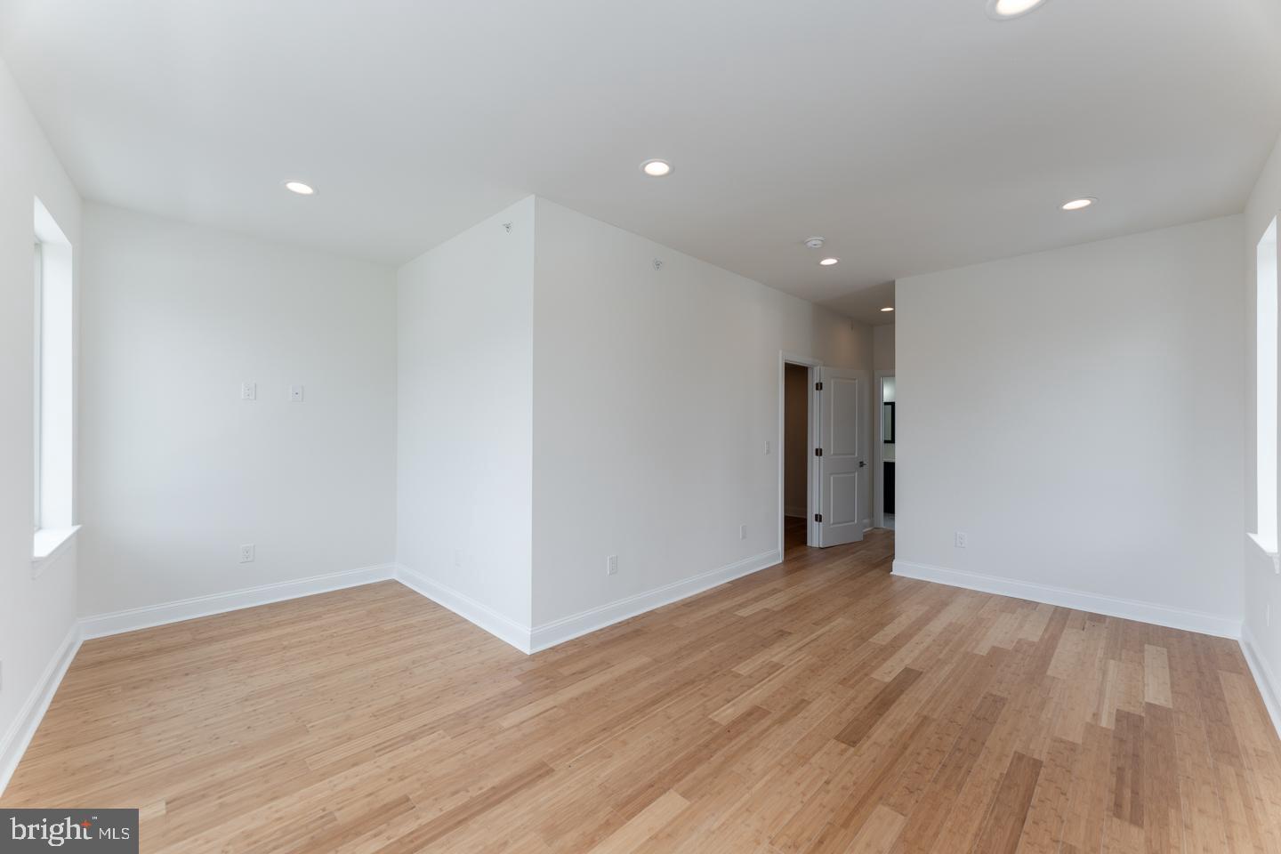 PORT RICHMOND - Residential Lease