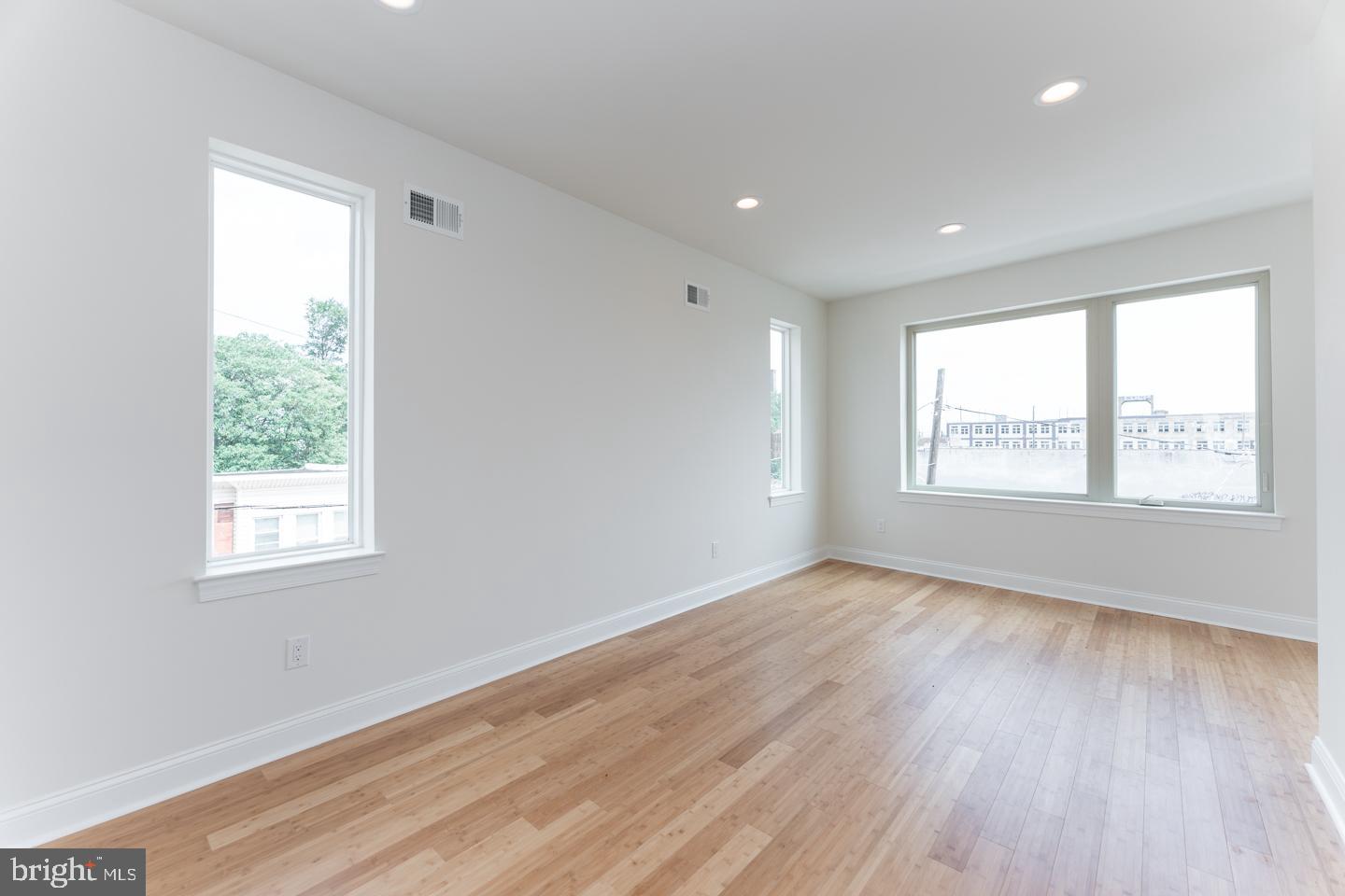 PORT RICHMOND - Residential Lease
