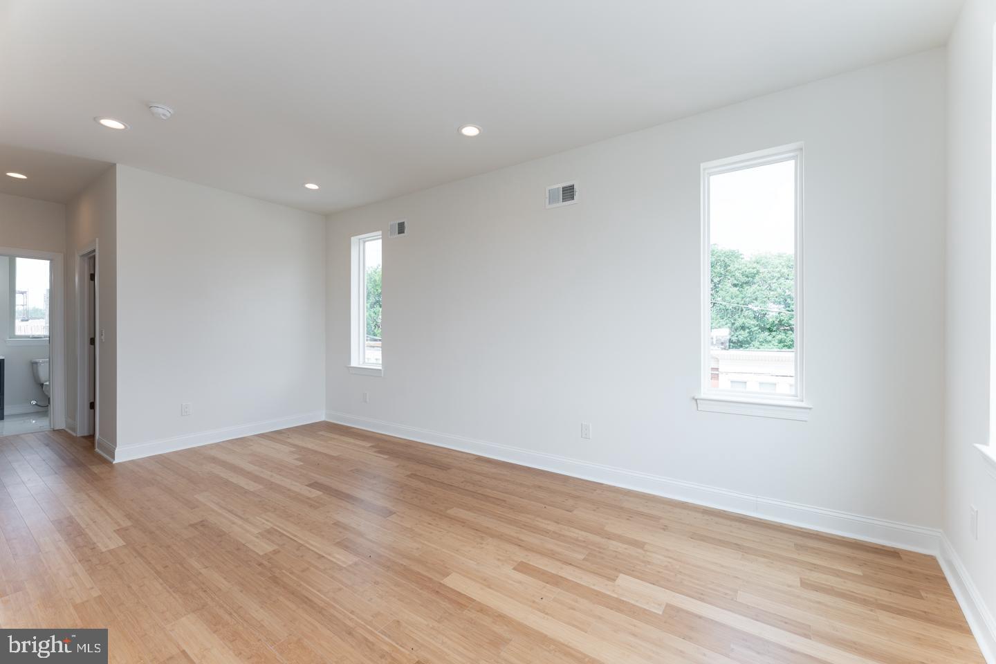 PORT RICHMOND - Residential Lease