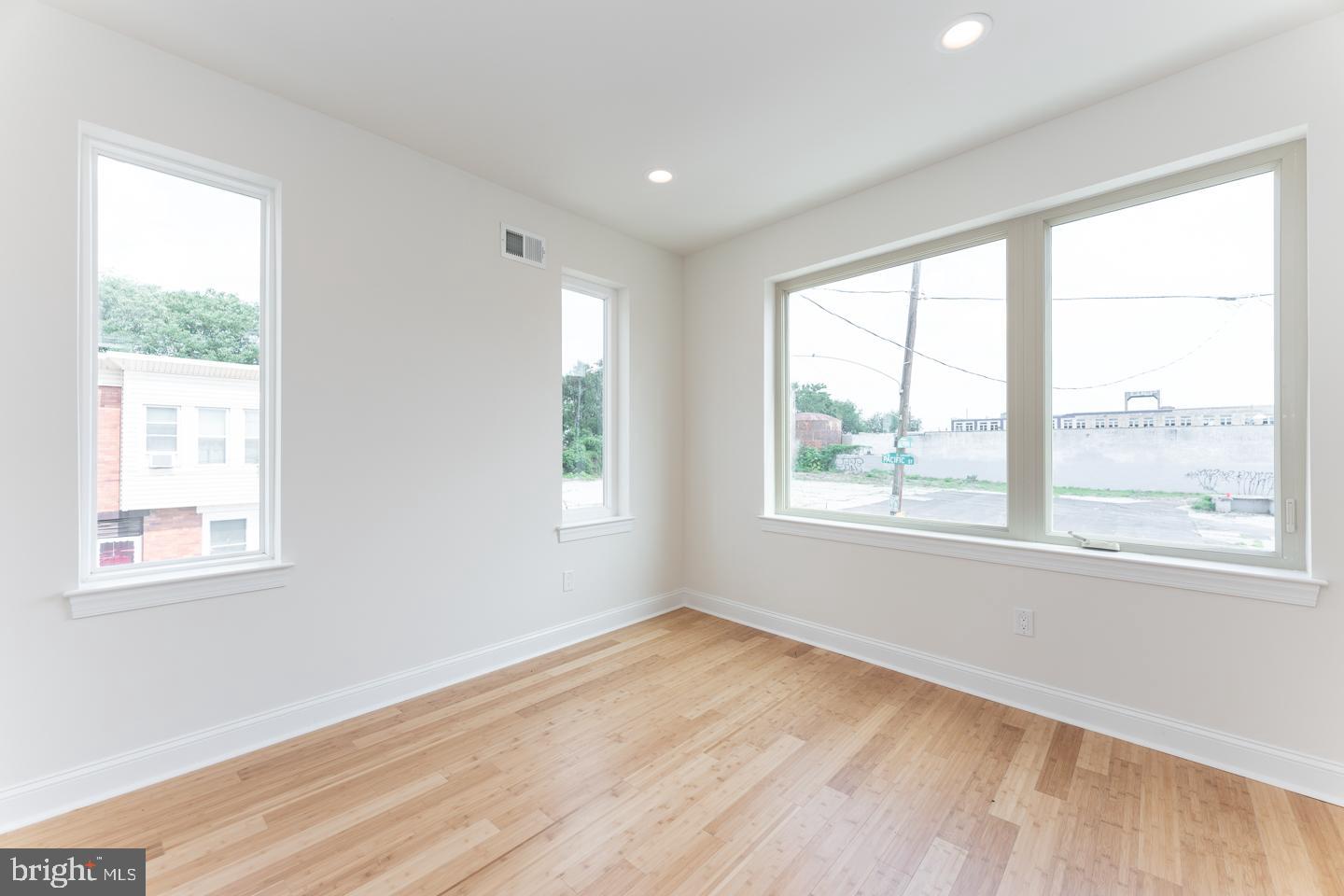 PORT RICHMOND - Residential Lease