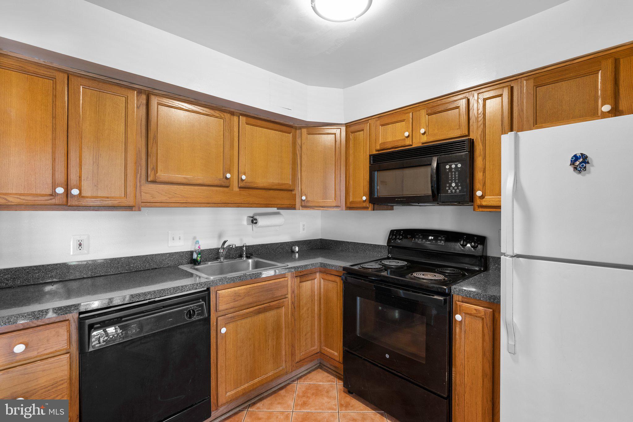 CAMELBACK VILLAGE - Residential