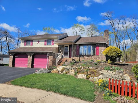 Photo of 126 Gery Court, EPHRATA, PA 17522 (MLS # PALA2066962)
