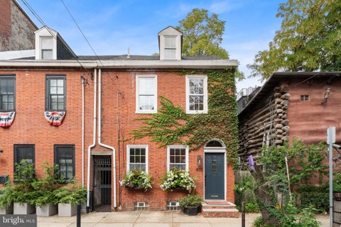 Townhouse For Sale - 870 N Lawrence Street<br/> PHILADELPHIA, PA 19123
