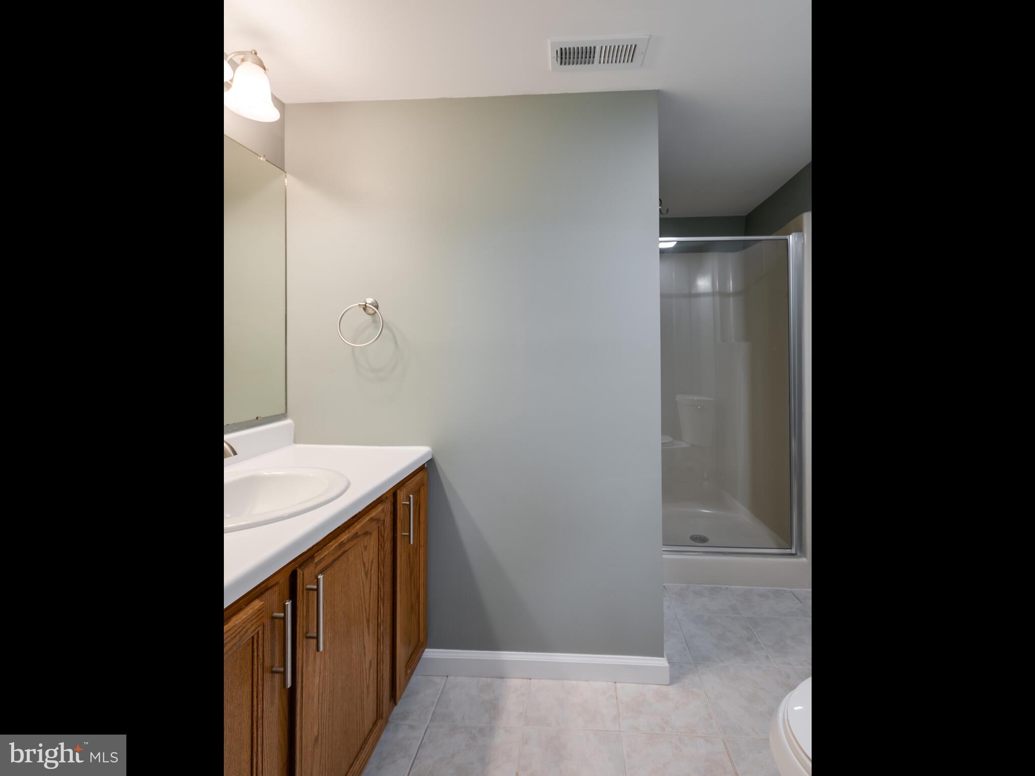 LIONGATE - Residential Lease