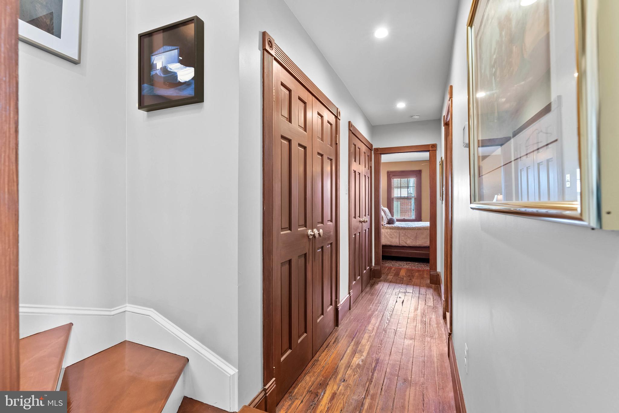 QUEEN VILLAGE - Residential