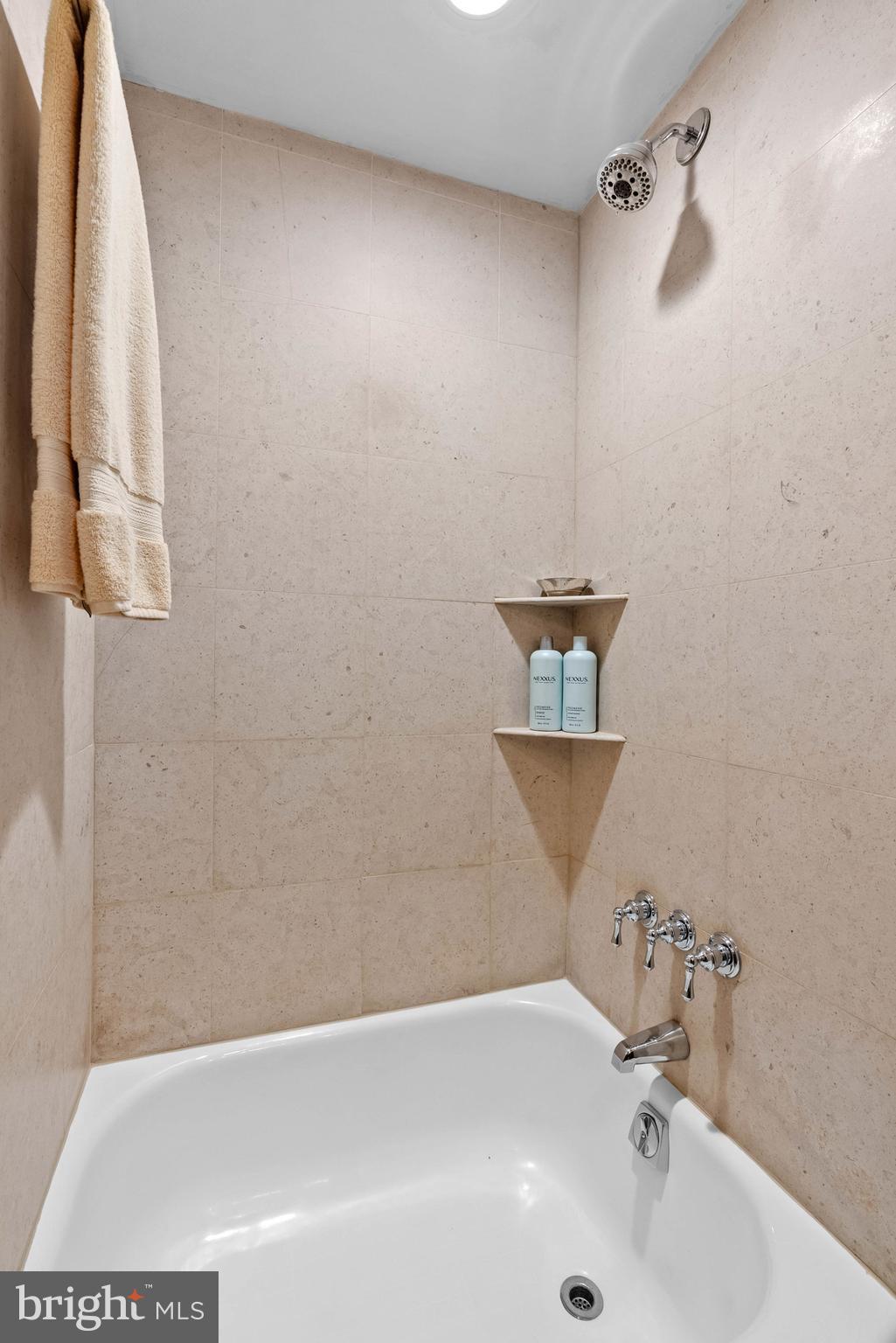 QUEEN VILLAGE - Residential