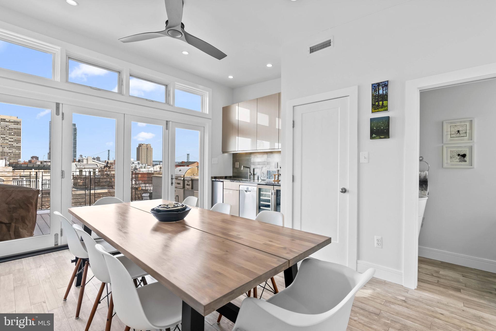 QUEEN VILLAGE - Residential