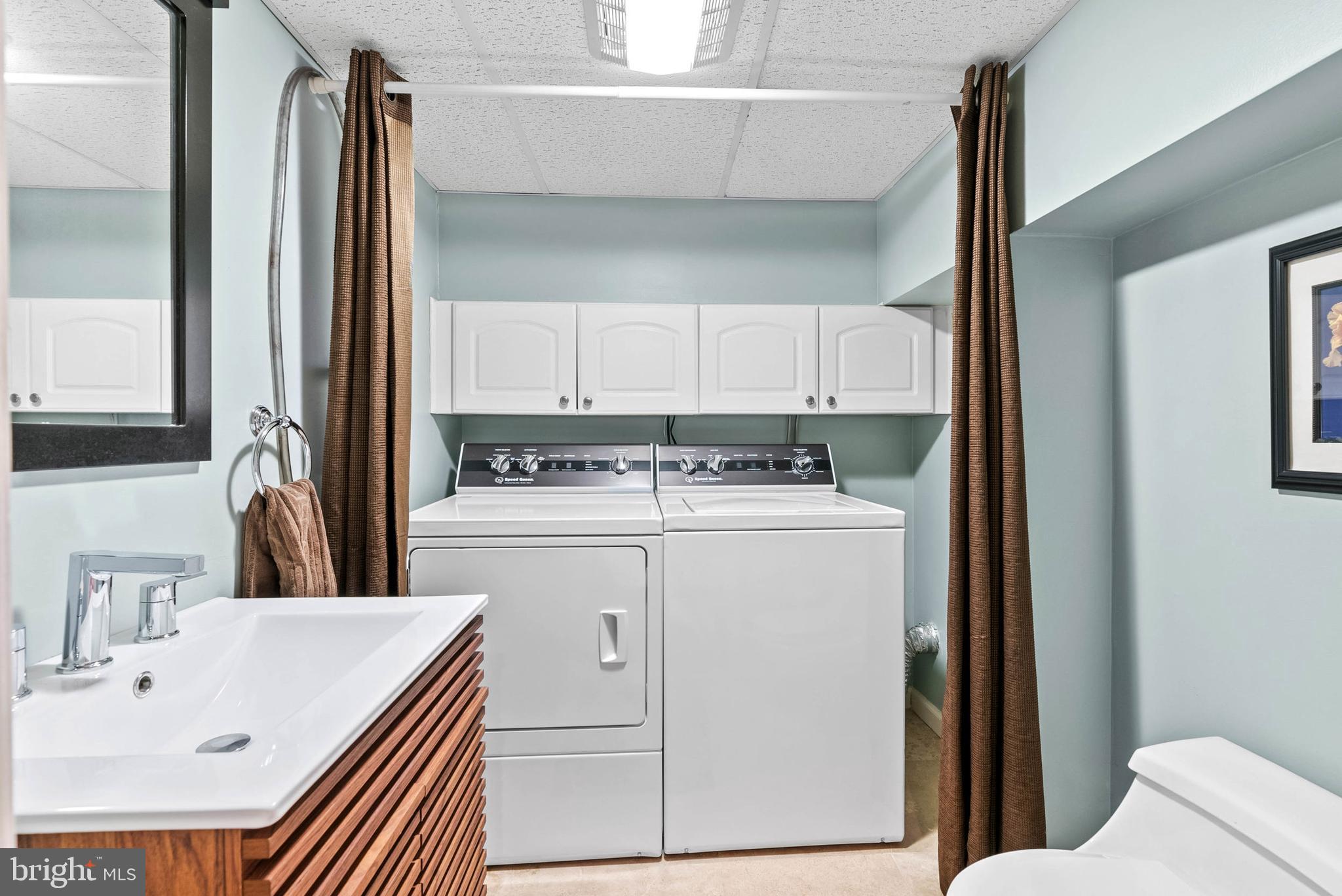 QUEEN VILLAGE - Residential