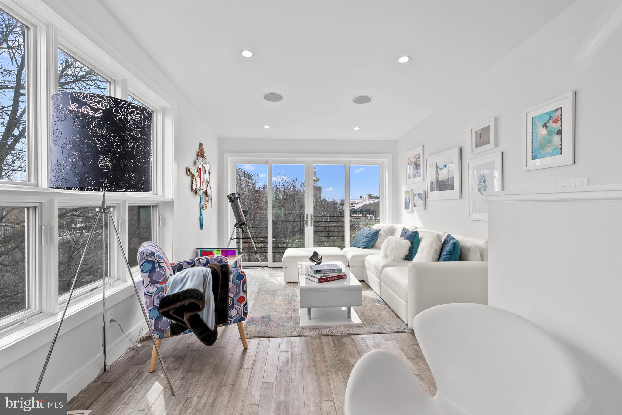 QUEEN VILLAGE - Residential