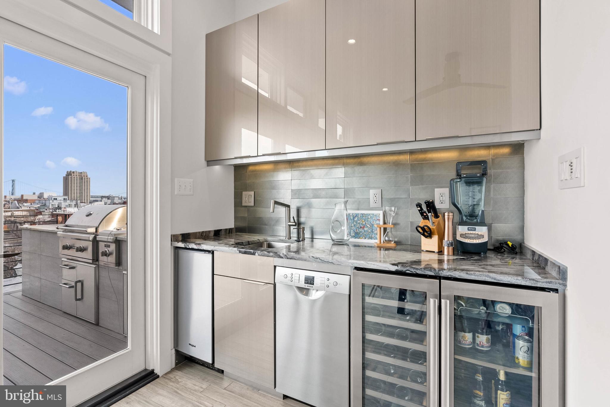 QUEEN VILLAGE - Residential