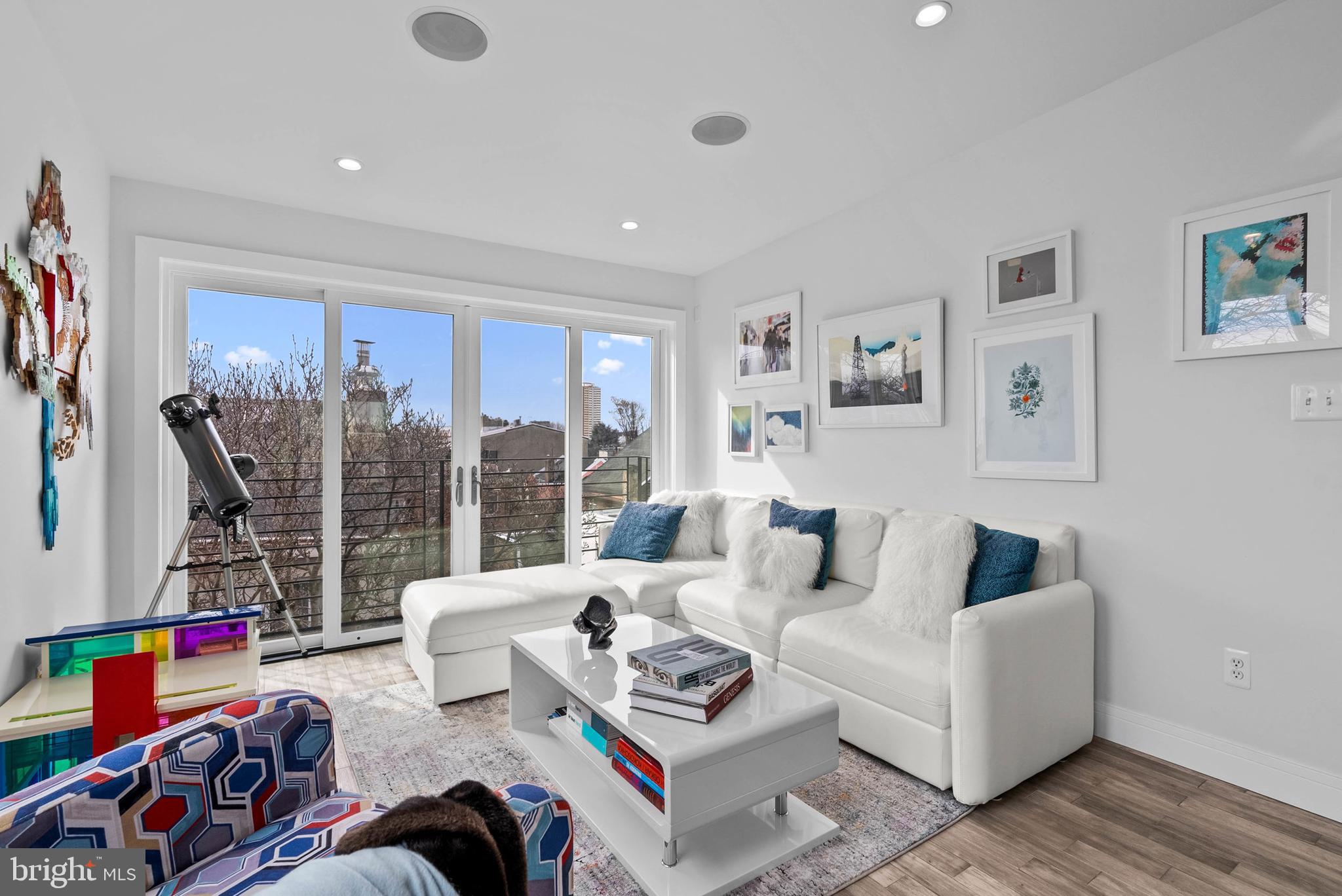 QUEEN VILLAGE - Residential