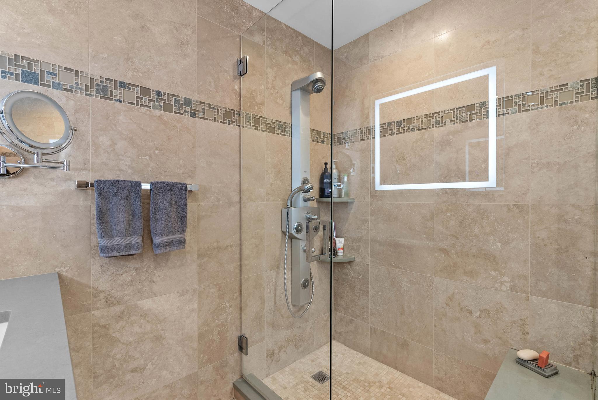 QUEEN VILLAGE - Residential