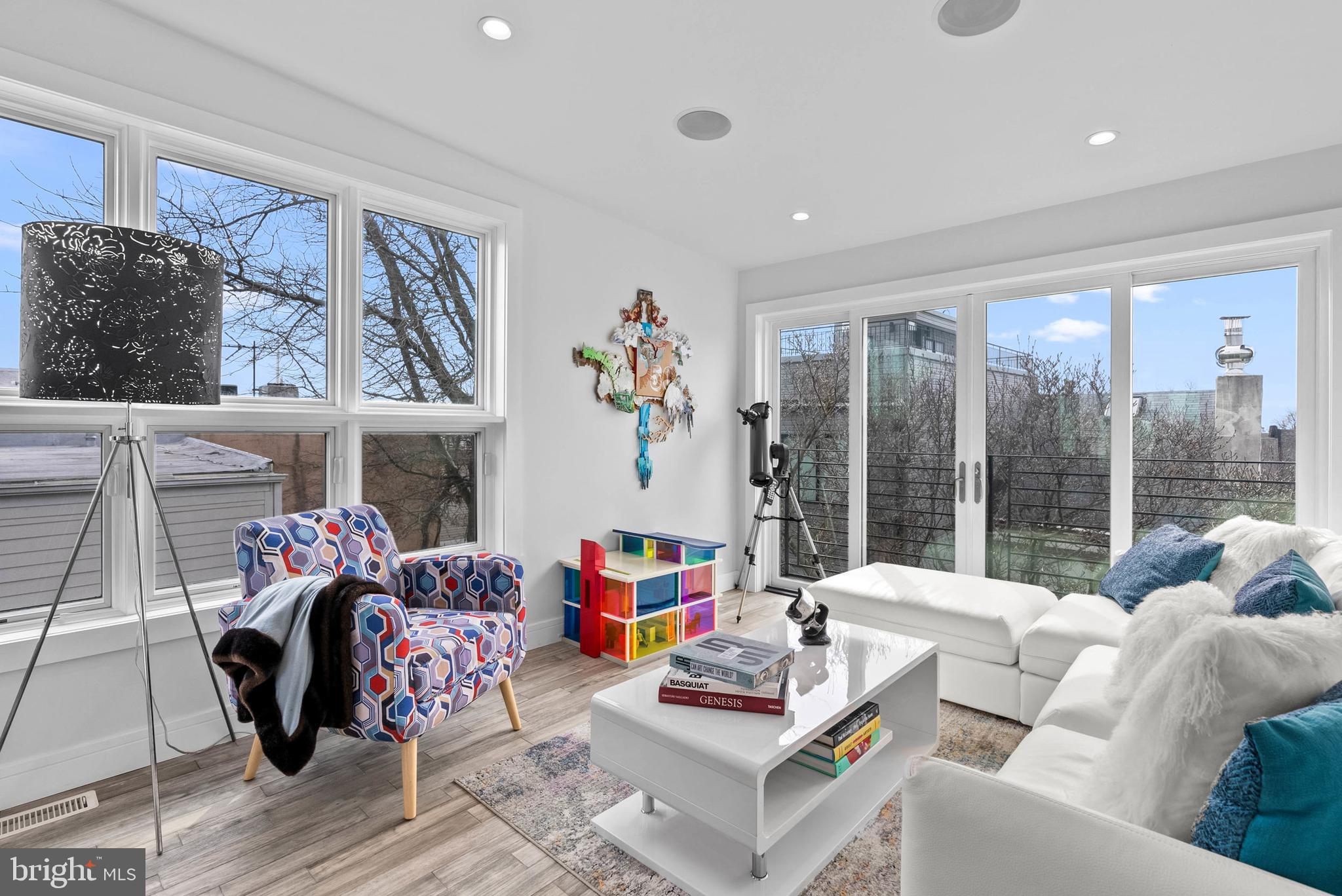 QUEEN VILLAGE - Residential