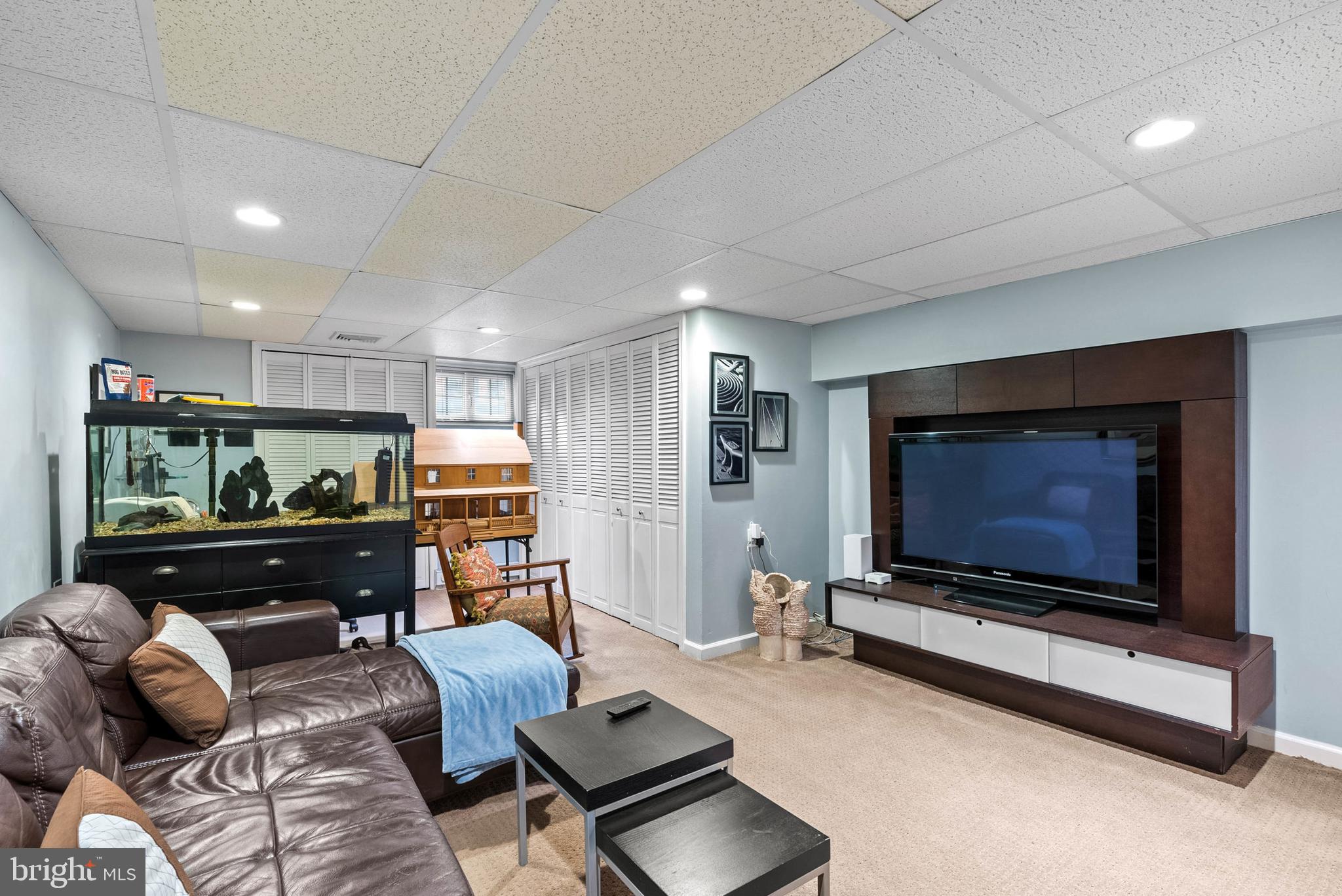 QUEEN VILLAGE - Residential