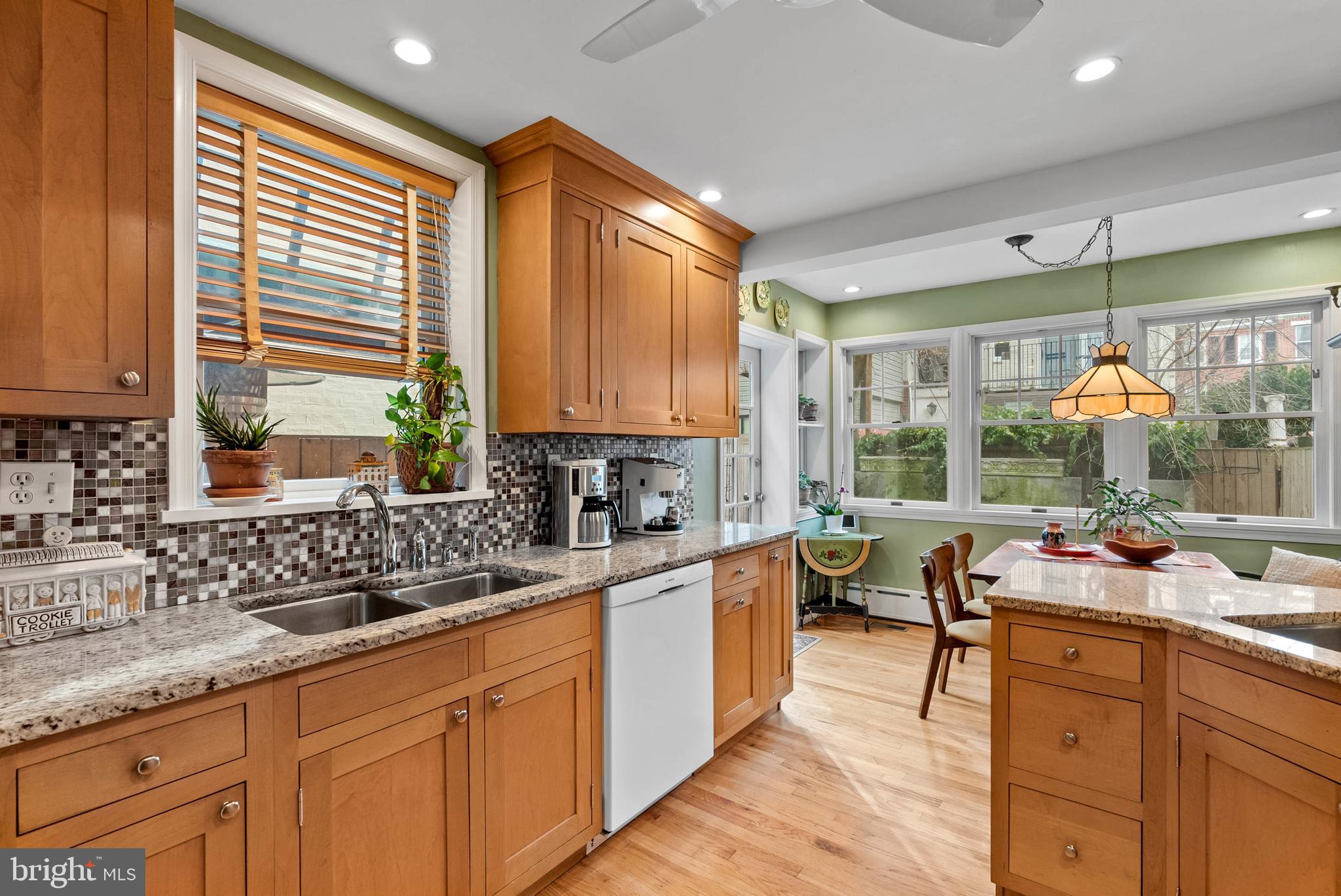 QUEEN VILLAGE - Residential