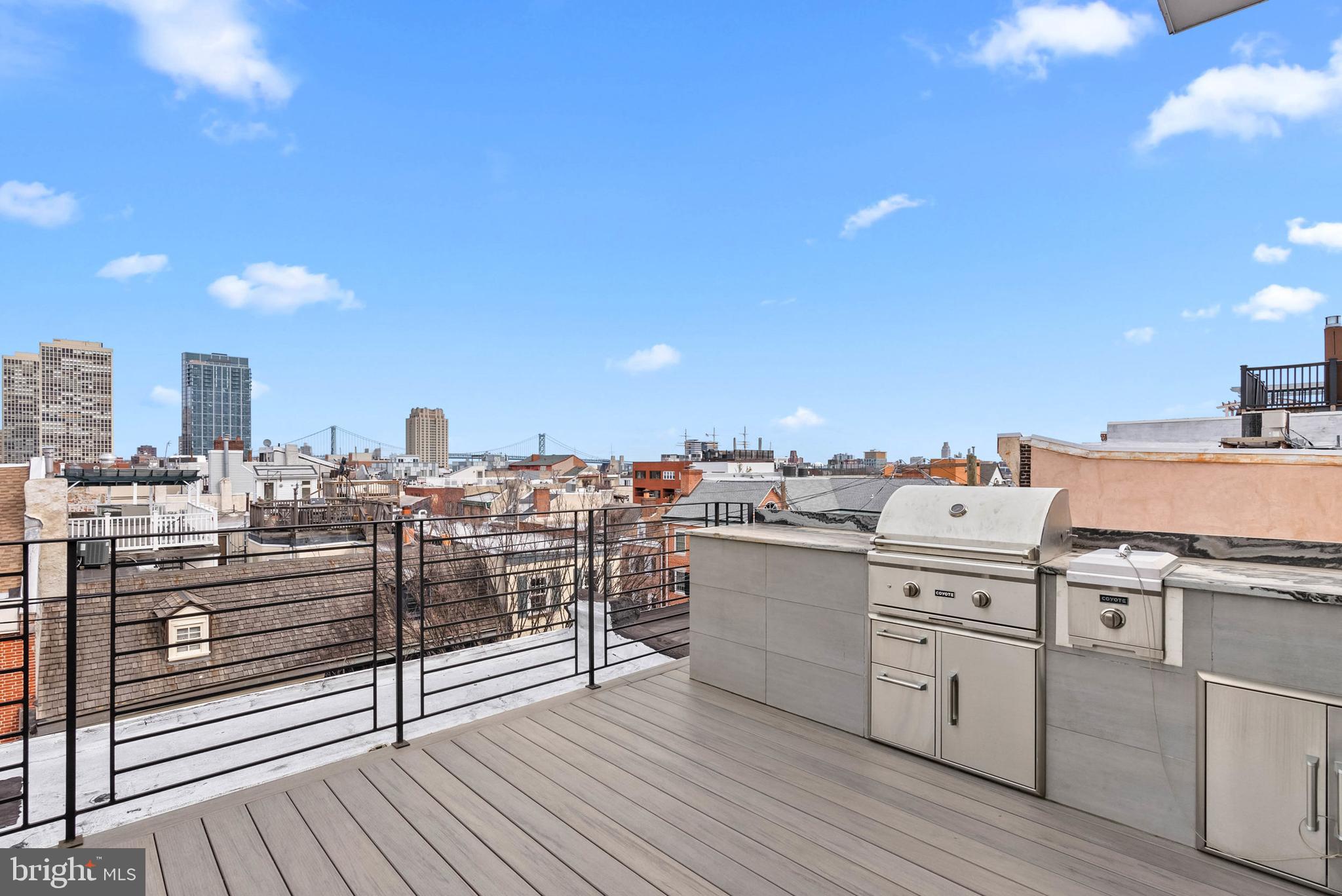 QUEEN VILLAGE - Residential