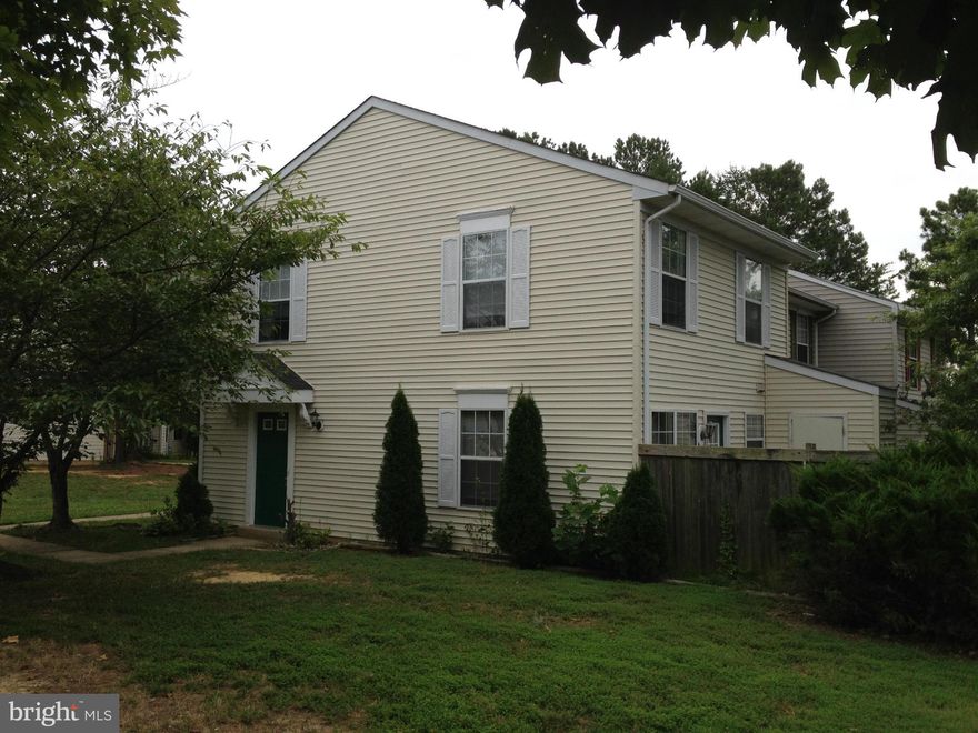 THIS SPACIOUS END UNIT TOWNHOME FEATURES: 3 BEDROOMS, 1.5 BATHS, EAT-IN KICHEN, LIVING ROOM,  FENCED BACK YARD. FRESHELY PAINTED AND NEW CARPET