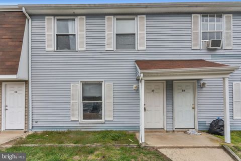 Townhouse For Rent - 17 Beau Rivage Drive<br/> GLASSBORO, NJ 08028