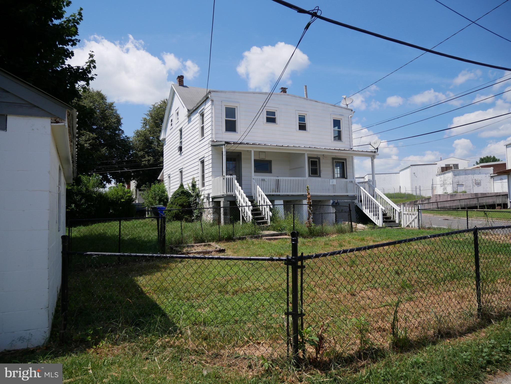 Main image without alt text