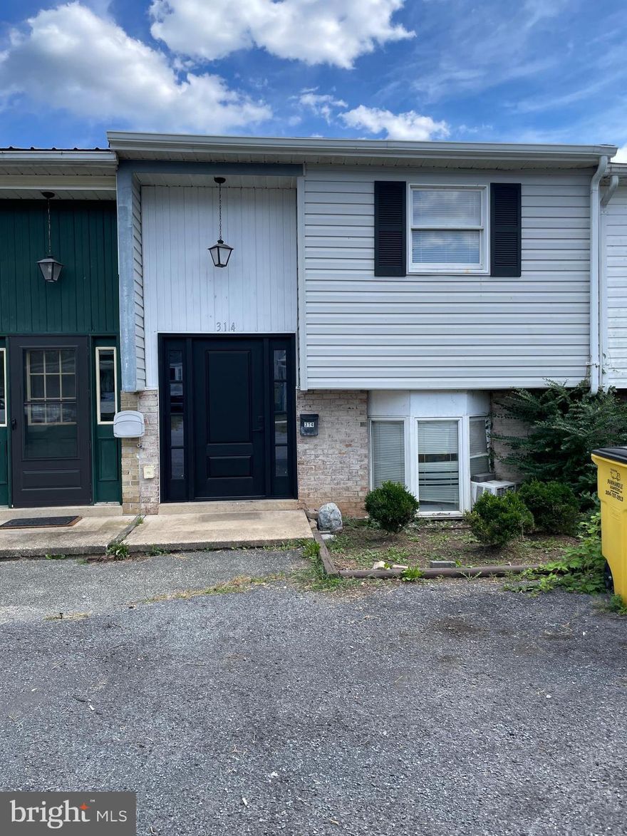 Easy access to local amenities and major transport links, your daily commute and weekend adventures are just moments away.  3 bed 1.5 bath townhouse offers granite countertops and new carpeting, new front door.  Schedule a private showing today and let us help you turn your dream into a reality.