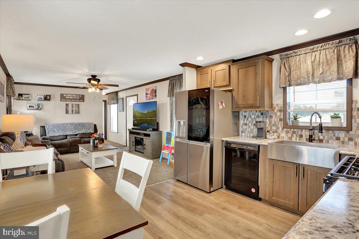 LAUREL COMMONS - Residential