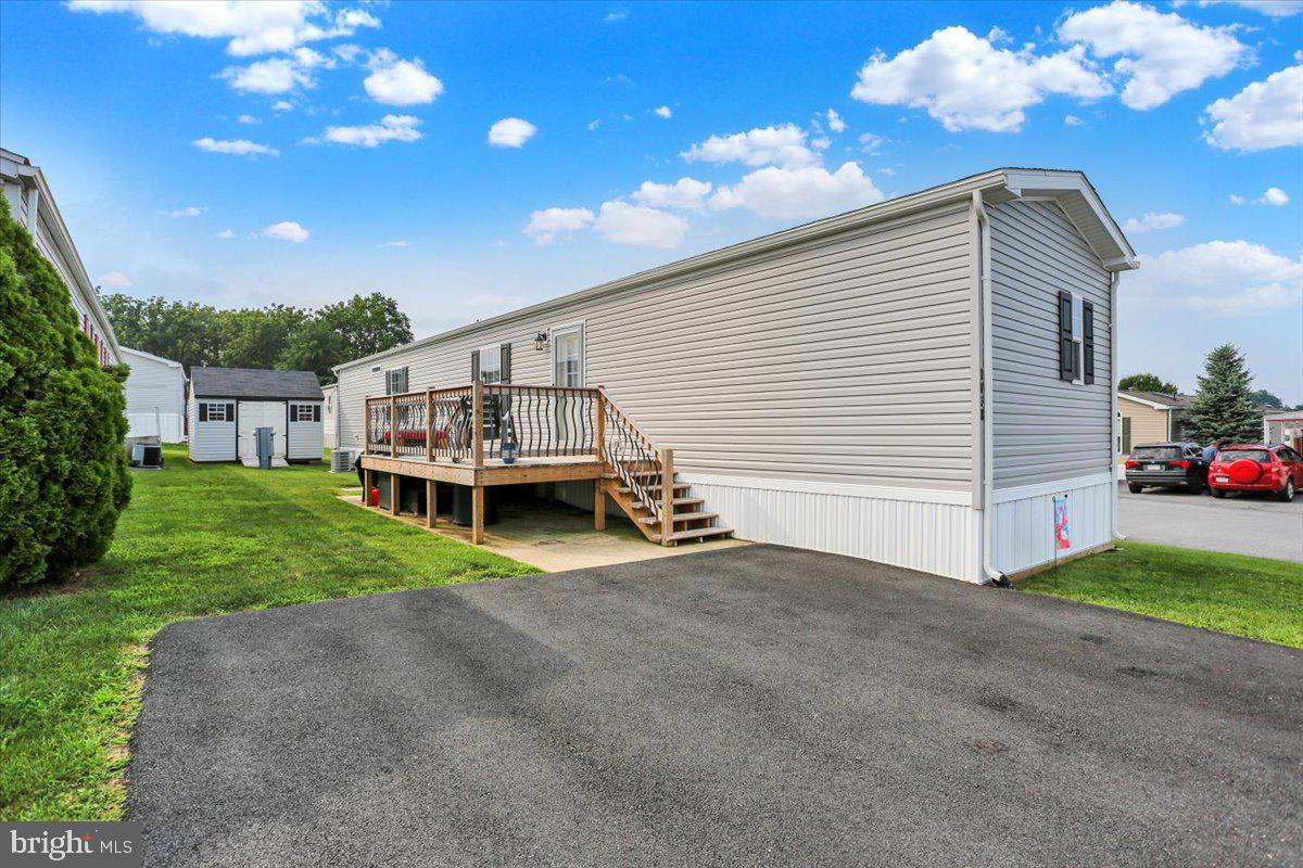 LAUREL COMMONS - Residential