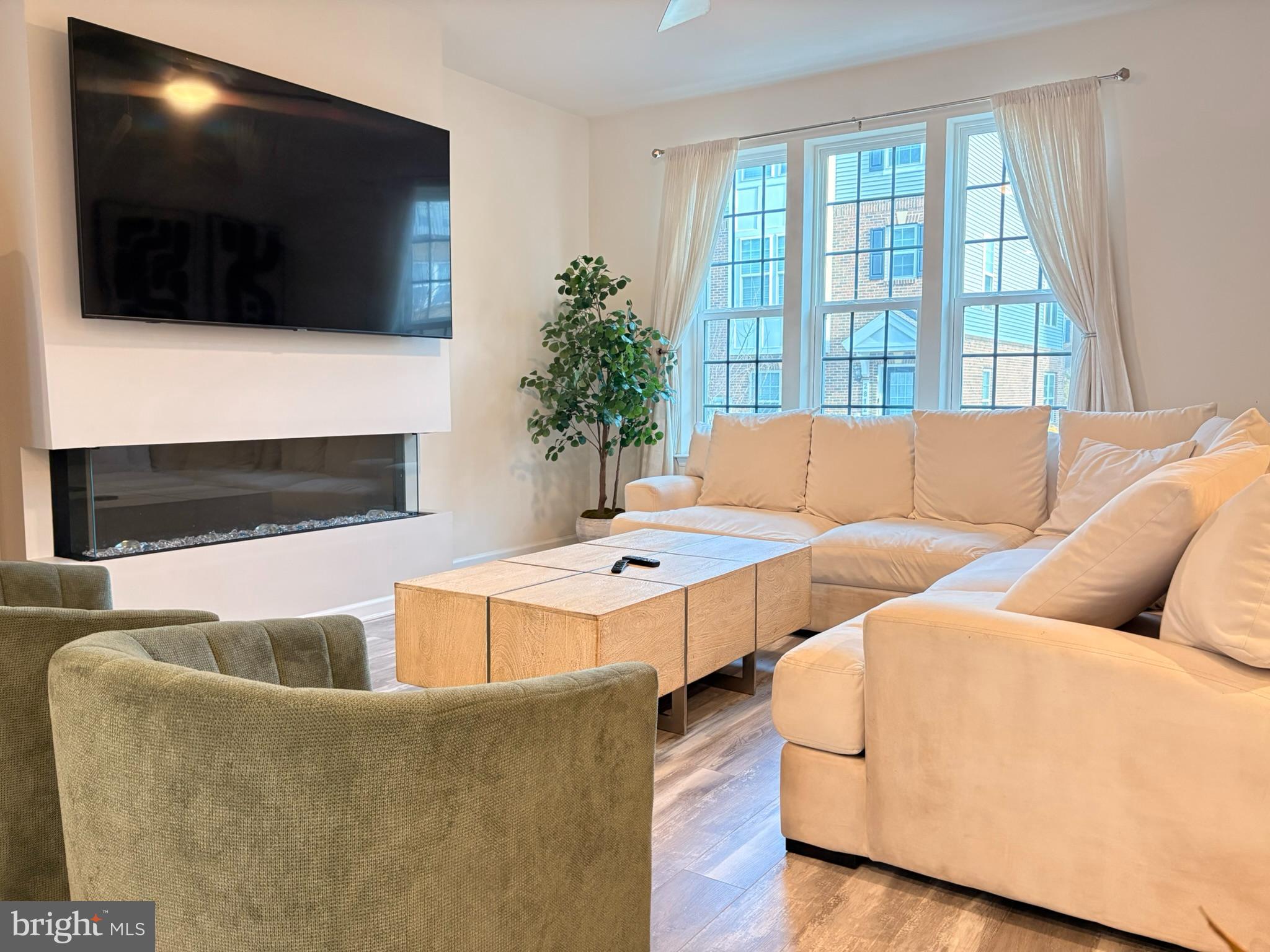 METRO POINTE - Residential