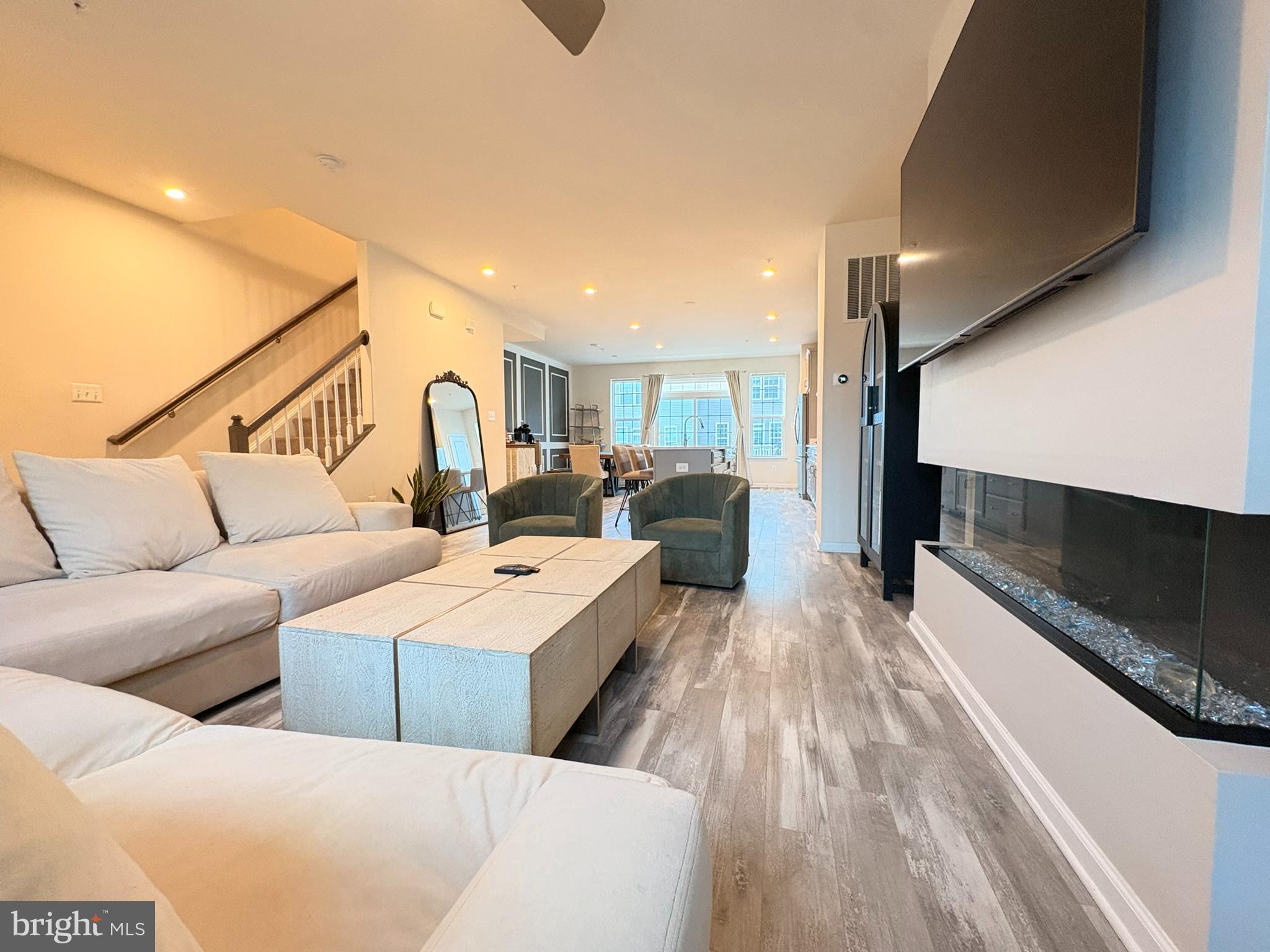 METRO POINTE - Residential