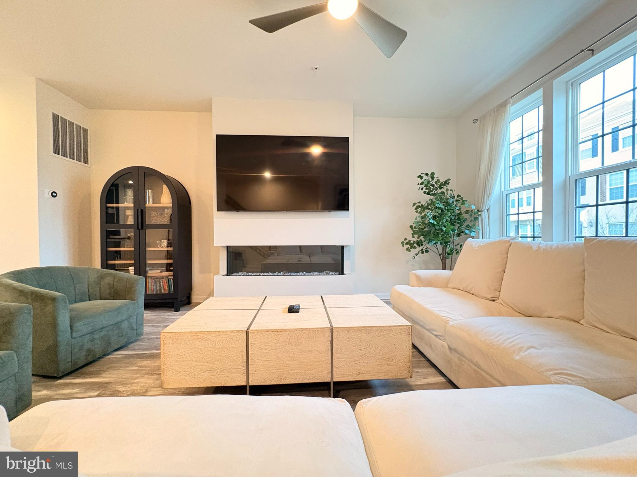 METRO POINTE - Residential