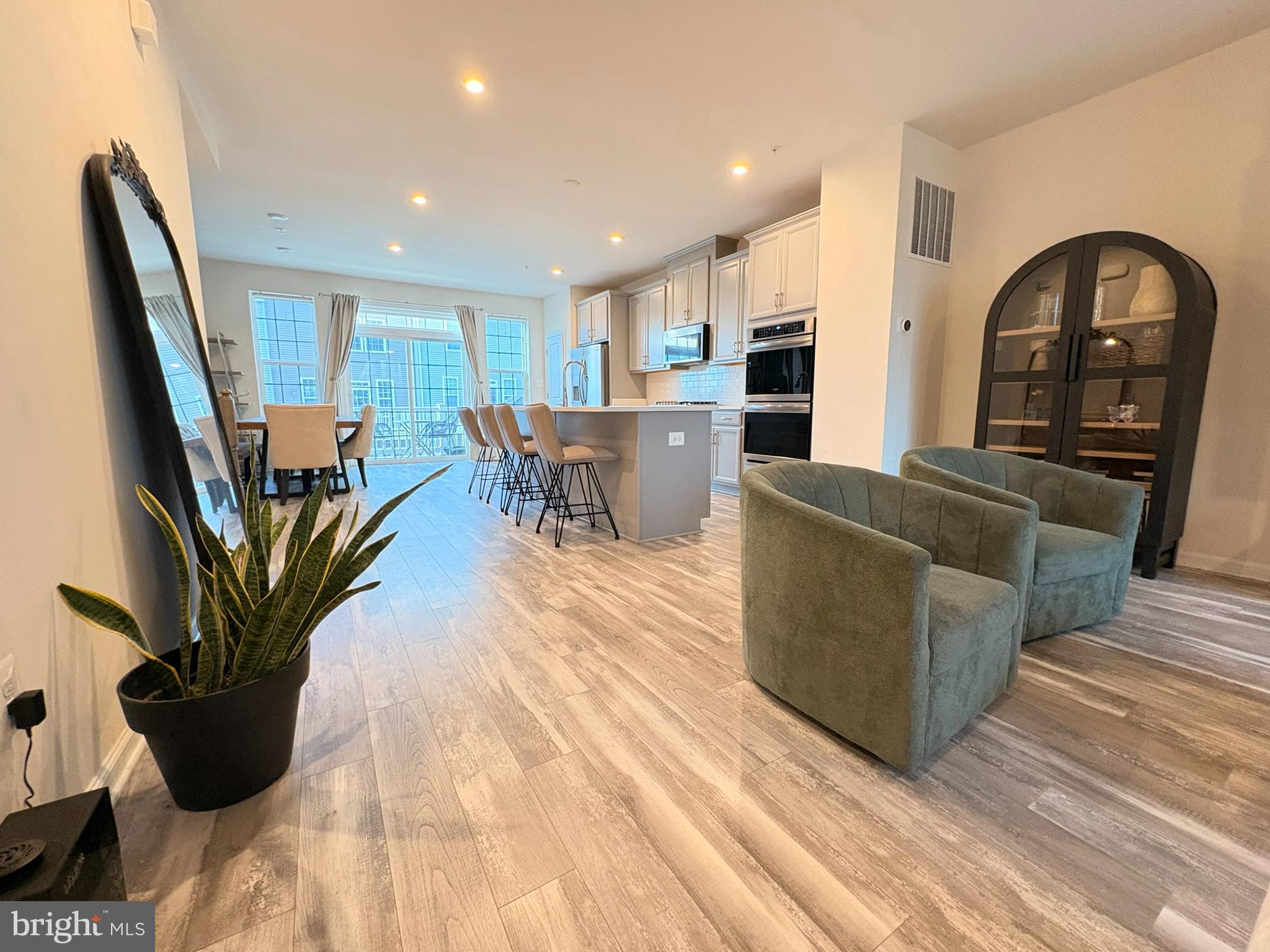 METRO POINTE - Residential