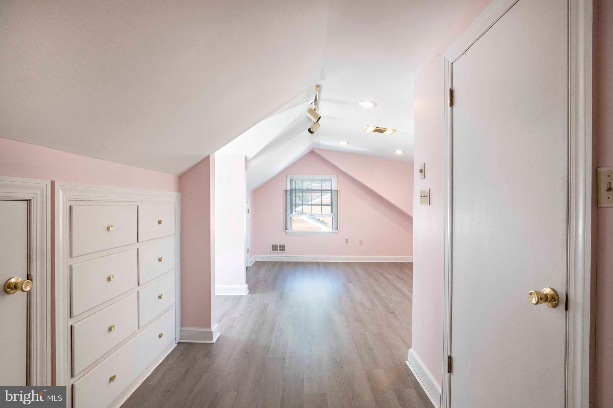 WOODSIDE - Residential