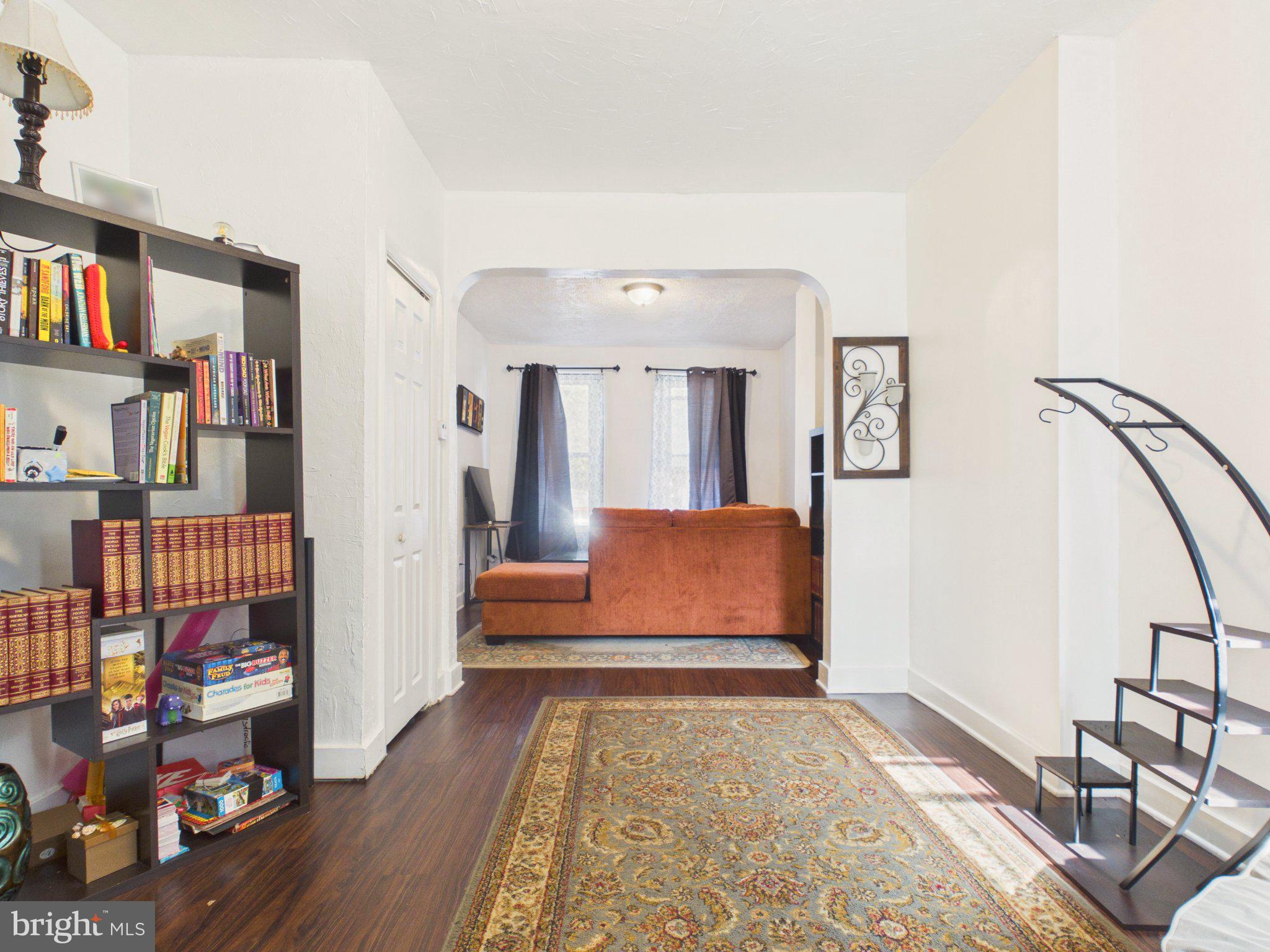 542 N PERSHING AVENUE