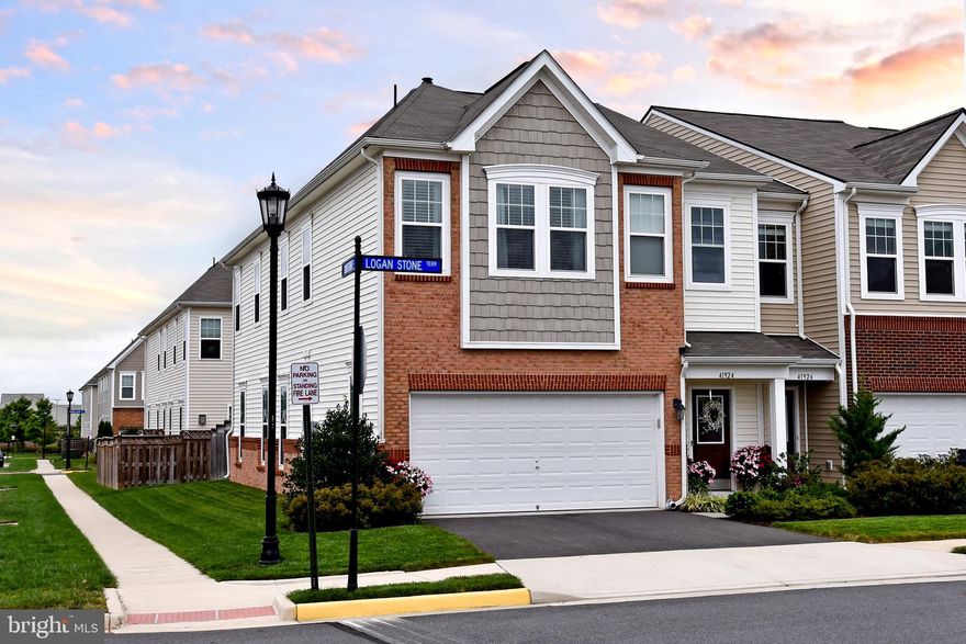 UNDER LEASE UNTIL 4/30/2024. THIS IS ONE GORGEOUS VILLA STYLE END-UNIT TOWNHOME.  FEATURING A MAIN LEVEL BEDROOM WITH FULL BATH, TWO STORY FOYER, WROUGHT IRON BANISTER, 9FT CEILINGS, GOURMET KITCHEN W/WALK-IN PANTRY, STAINLESS APPLIANCES, GRANITE TOPS AND GAS COOKING.  OPEN FLOOR PLAN FEATURES A GOURMET KITCHEN THAT OPENS TO A SPACIOUS FAMILY ROOM, FEATURING A GAS FIREPLACE.  MAIN LEVEL HARDWOOD FLOORING AND CERAMIC TILE THROUGHOUT ALL BATHROOMS.  UPPER LEVEL LOFT AREA/RETREAT AND LAUNDRY. REAR YARD IS FENCED FOR MORE PRIVACY TO ENJOY THE FLAGSTONE PATIO, PERFECT FOR ENTERTAINING OR JUST RELAXING.  STONE RIDGE AMENITIES ARE FANTASTIC W/POOLS, CLUBHOUSE, FITNESS, TENNIS COURTS, WALKING/BIKING TRAILS, COMMUTER PARK & RIDE AND WALK TO SCHOOLS.  STONE SPRINGS HOSPITAL ACROSS RTE 50 AND SHOPPING AND DINING WITHIN WALKING DISTANCE...older photos used in listing