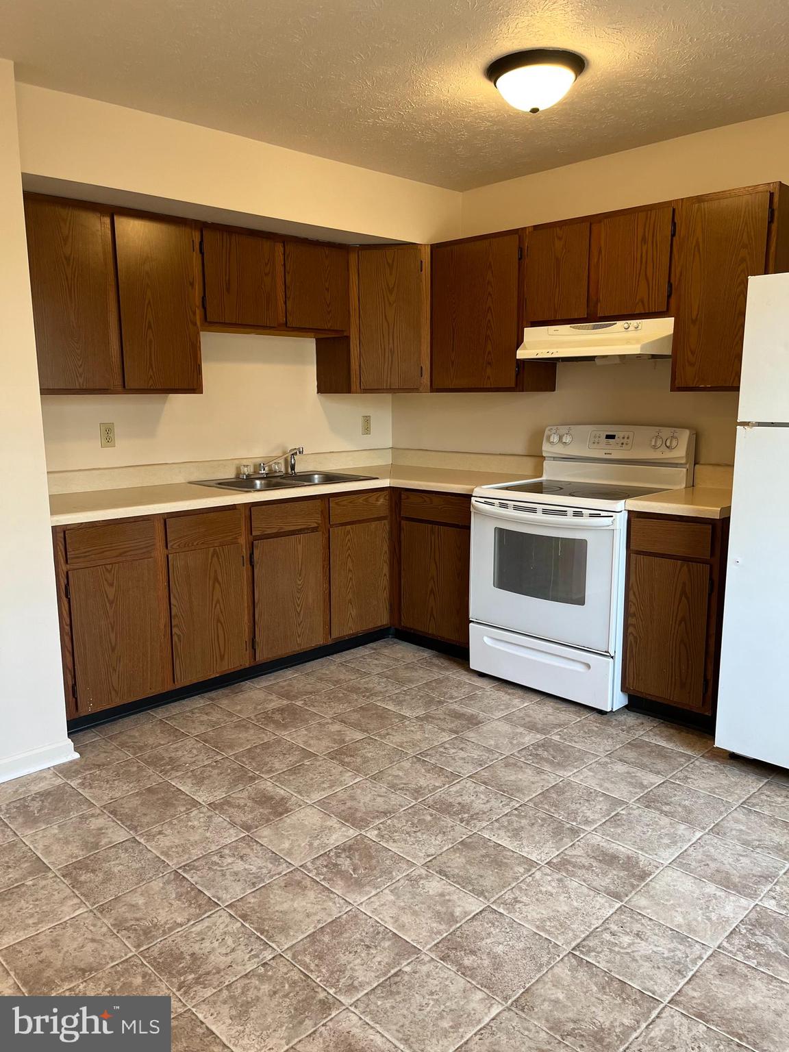 LAKERIDGE - Residential Lease