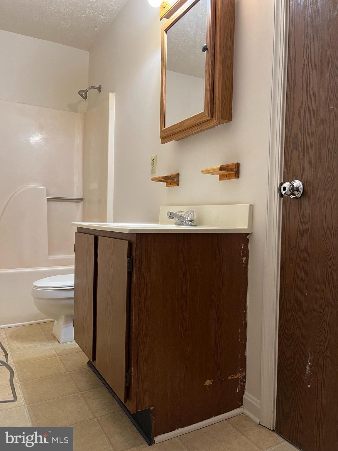 LAKERIDGE - Residential Lease