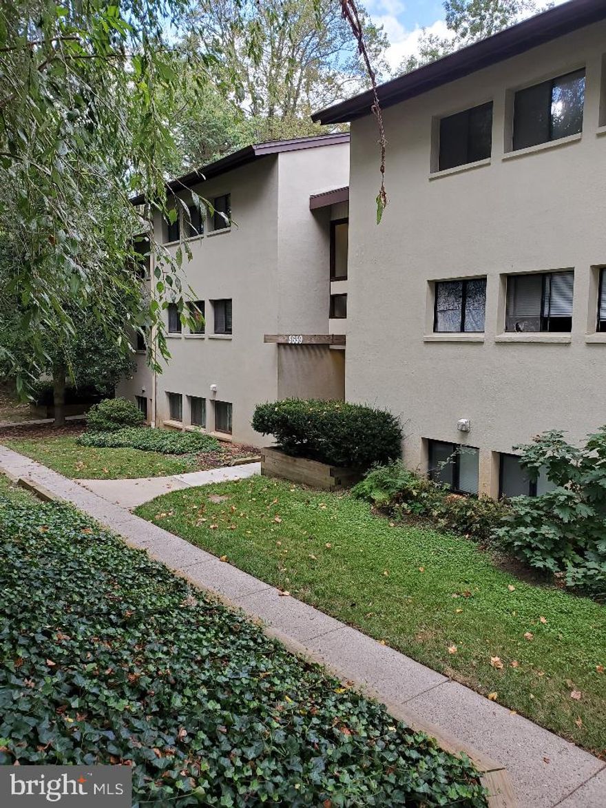 Beautiful 2 bedroom, 2 bathroom condo in the heart of Columbia. Amazing hiking/biking trails and shopping within minutes. Peaceful balcony off DR/LR with a private view of the woods make for a great spot to eat or relax. Don't miss out on your next dream condo or investment rental property.