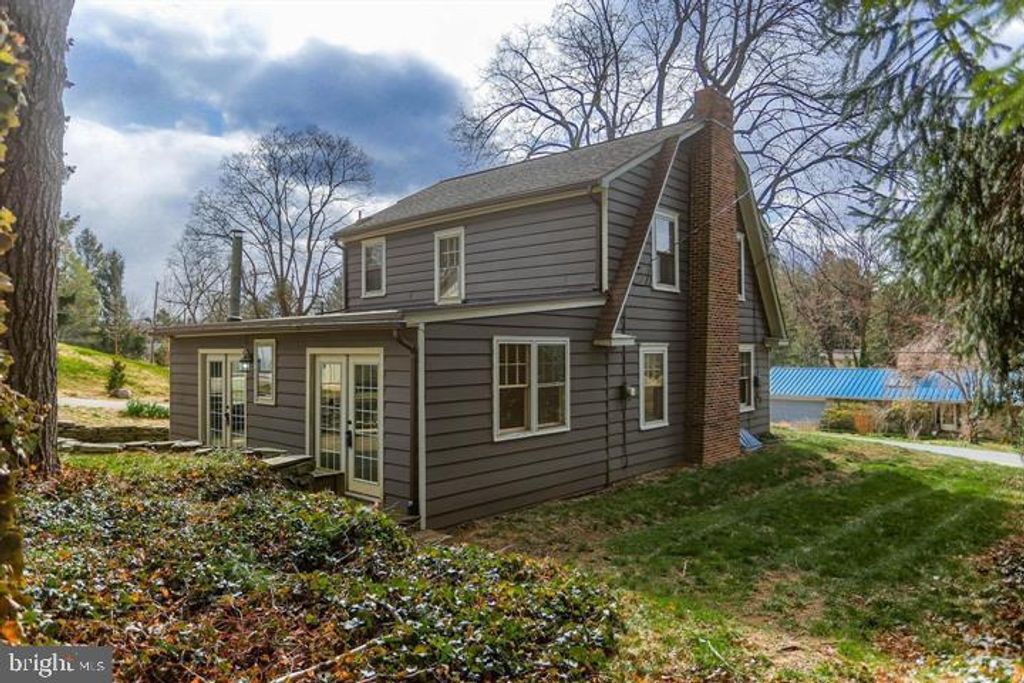 Photo of 19 Maple Rd, YORK, PA 17403 (MLS # PAYK2097728)