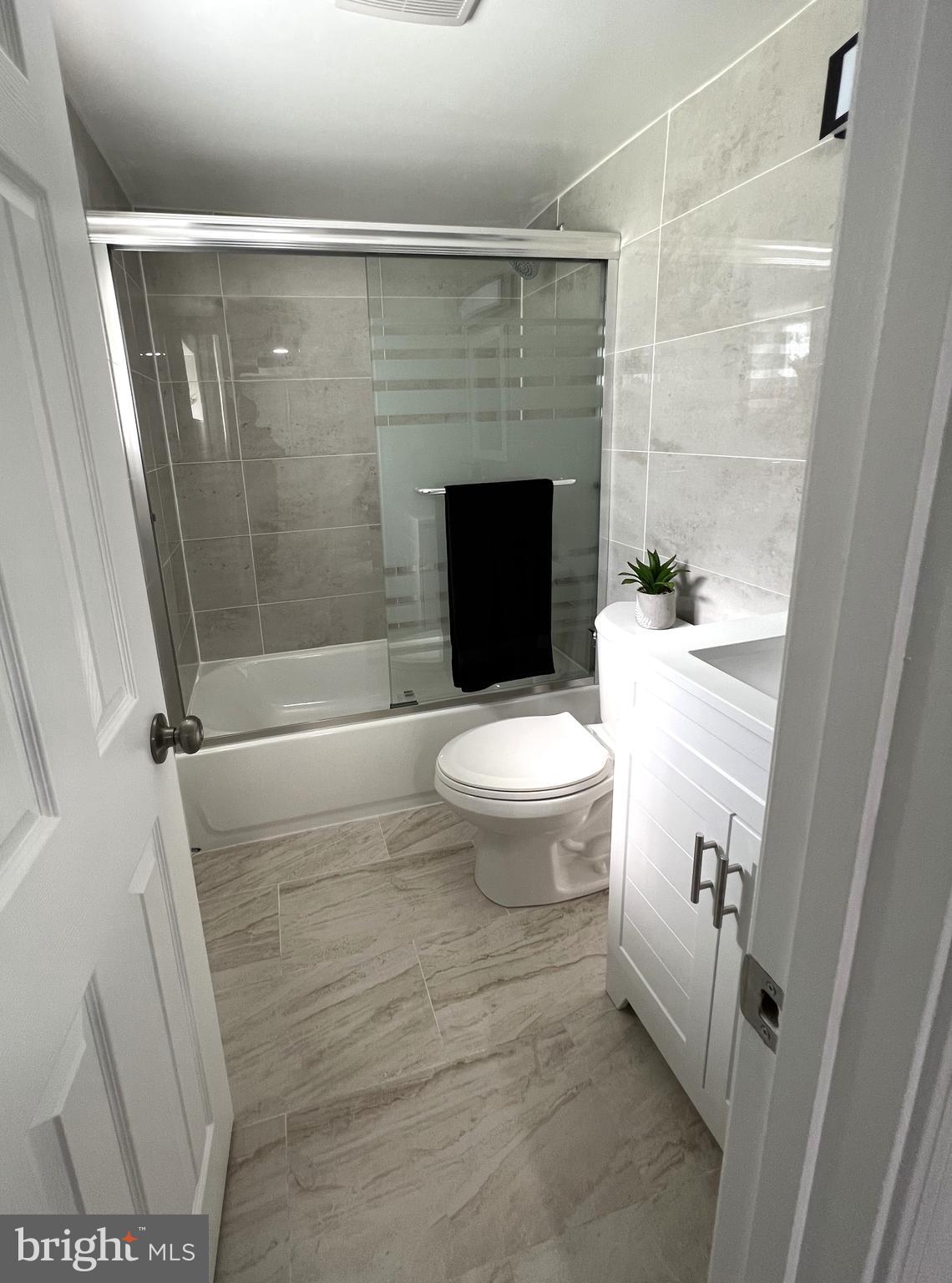 WEST LANSDOWNE - Residential