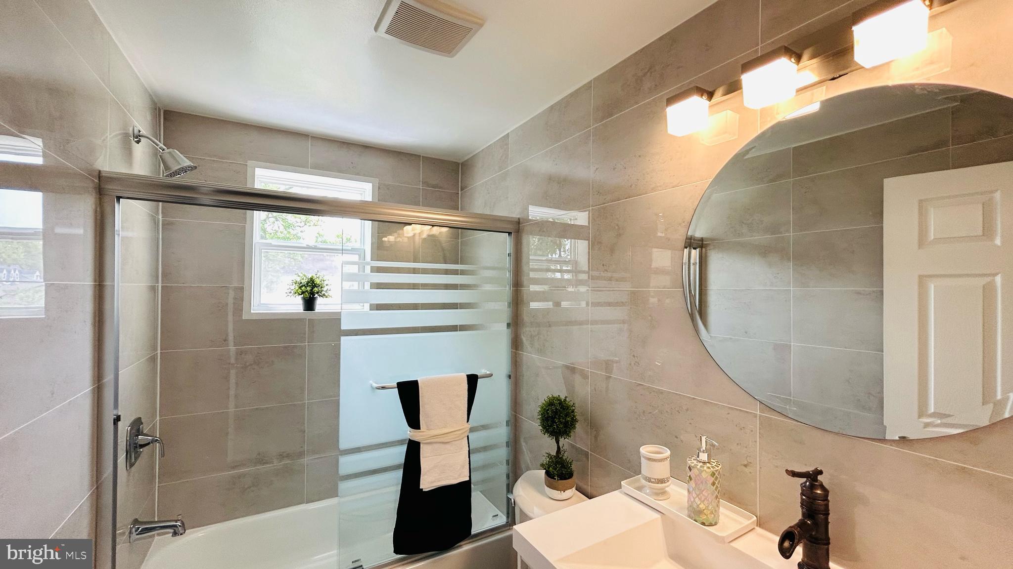 WEST LANSDOWNE - Residential