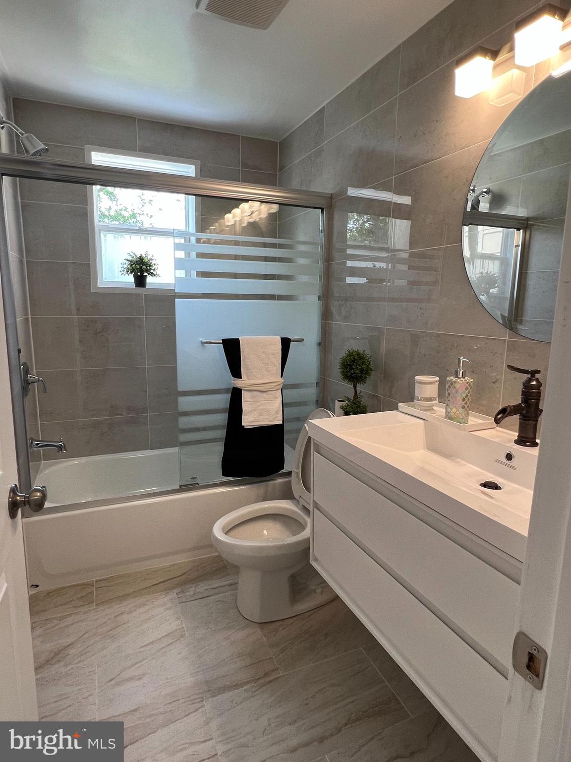 WEST LANSDOWNE - Residential