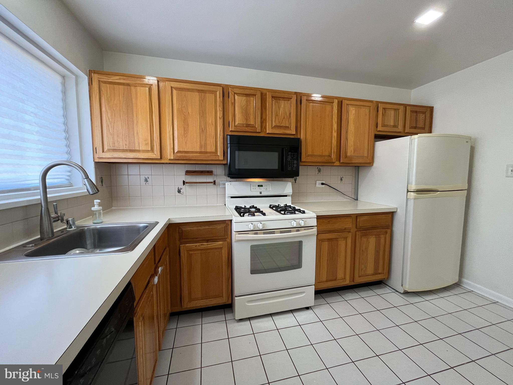 PARKSIDE CONDOMINIUMS - Residential Lease