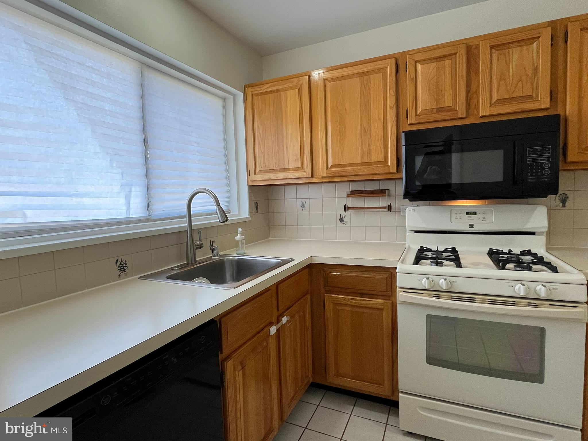 PARKSIDE CONDOMINIUMS - Residential Lease