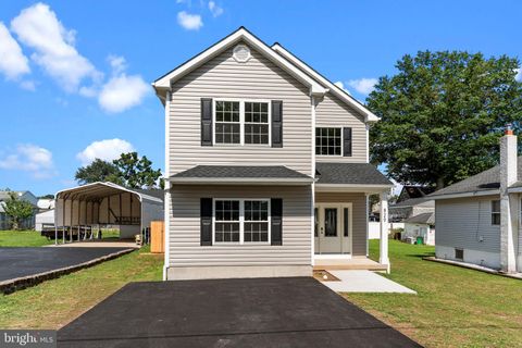 2823 AVENUE E LEVITTOWN PA 19056
