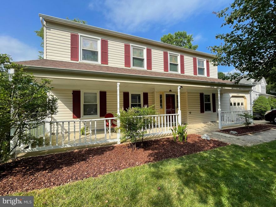 Welcome Home... This beautiful single family home located in a quiet Cul-de-sac with 4 spacious bedrooms, 2 full and 1 half bath. Upgrades are: Windows, Stainless Steel Appliances, Counter Top, Floors And Kitchen Cabinets. This Home Is Move In Ready...  Thank You For Showing!!!

! Showings Wednesday 3-7pm, Fridays 3-7pm and Saturday 11am-3pm. Thank You