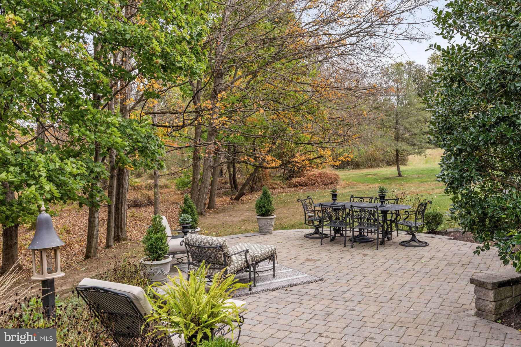 ROLLING HILLS - Residential